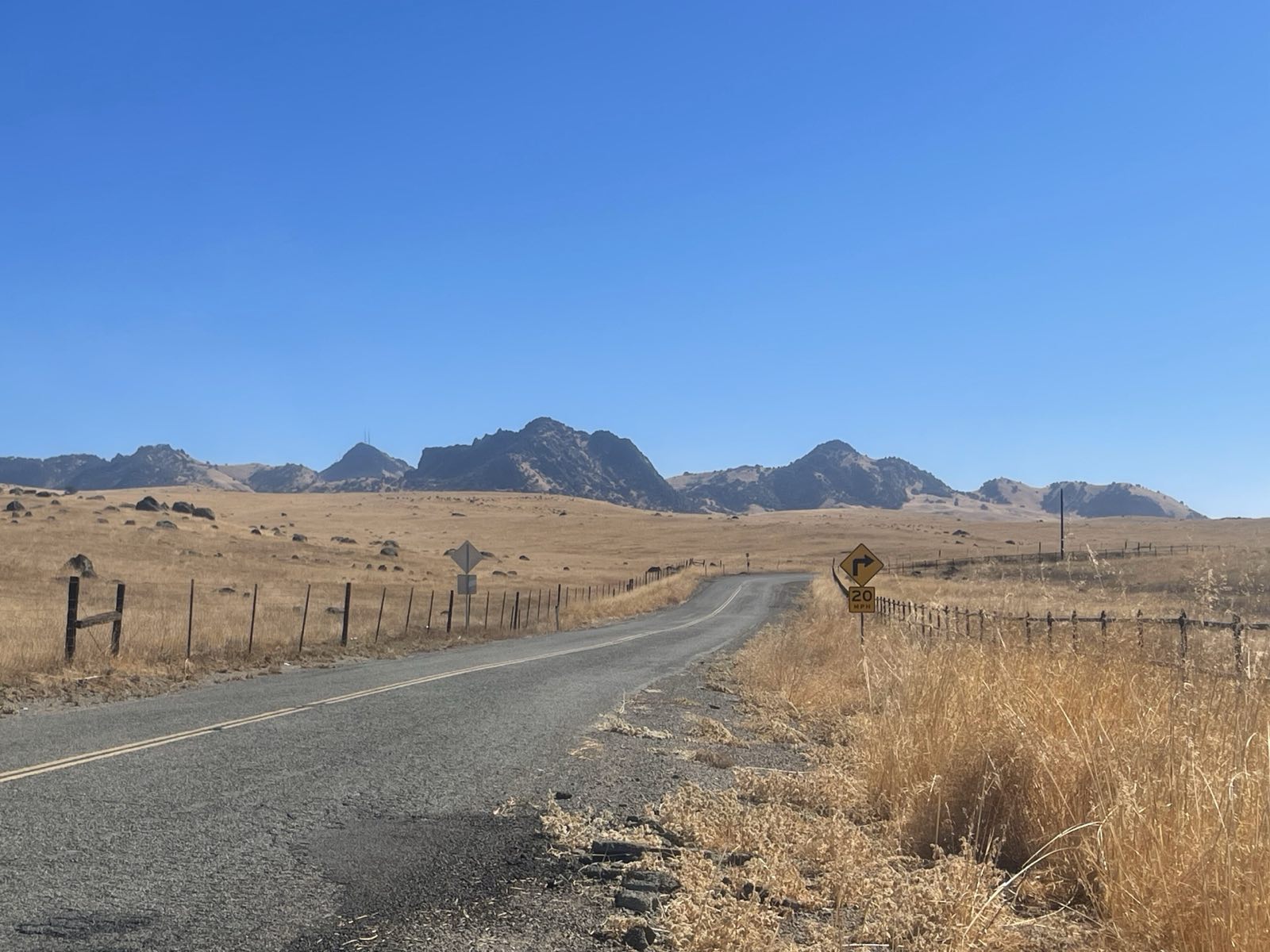 Country road toward the Sutter Buttes